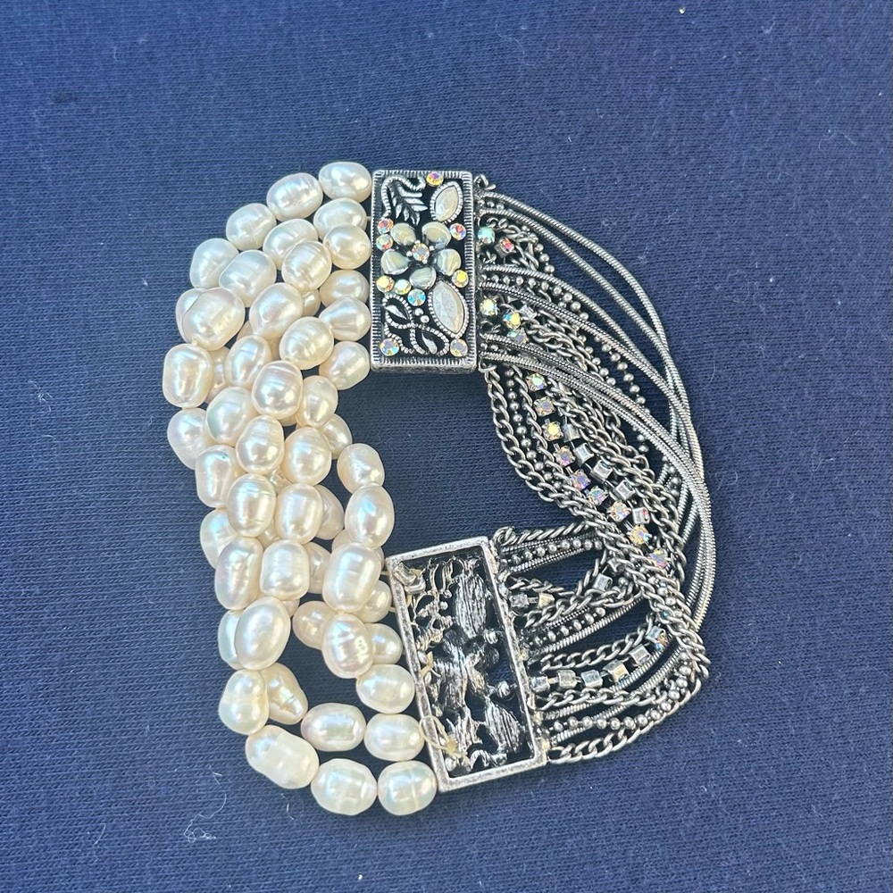 Elegant Pearl and Silver Bracelet